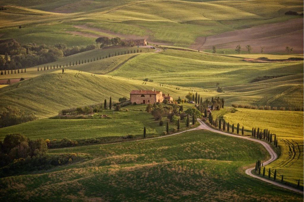 Landscape and farmhouse in the hills of Val d’Orcia, Tuscany, Italy