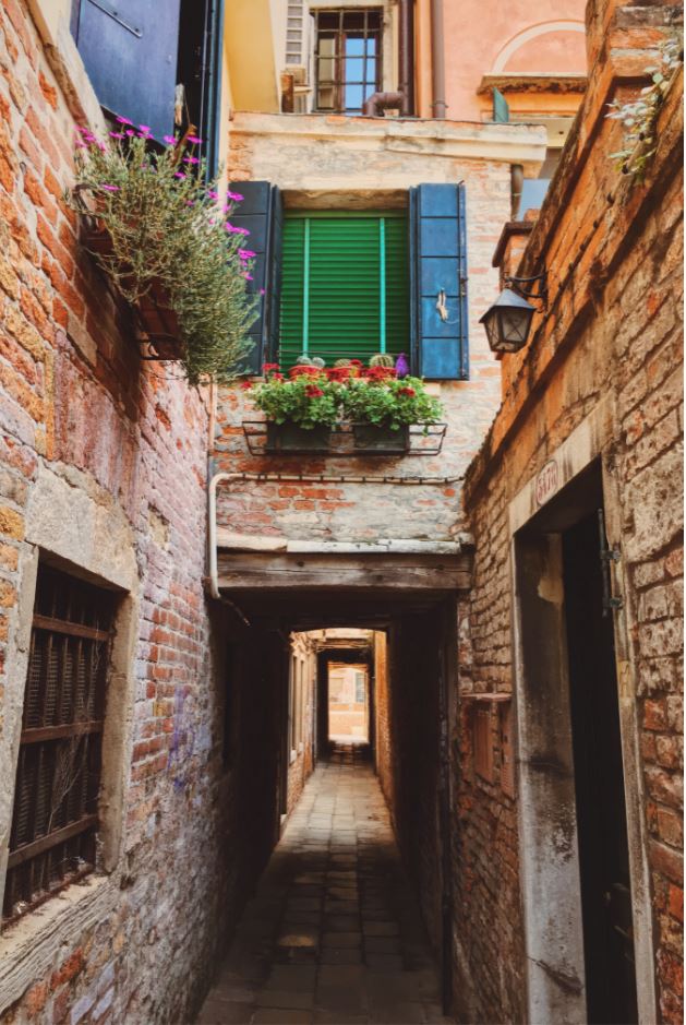 The narrow alleys of Venice, get lost in Venice