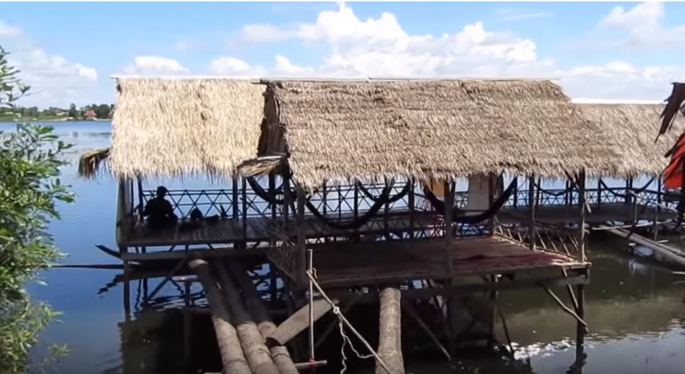 Lakeside bamboo huts on Tonle Bati