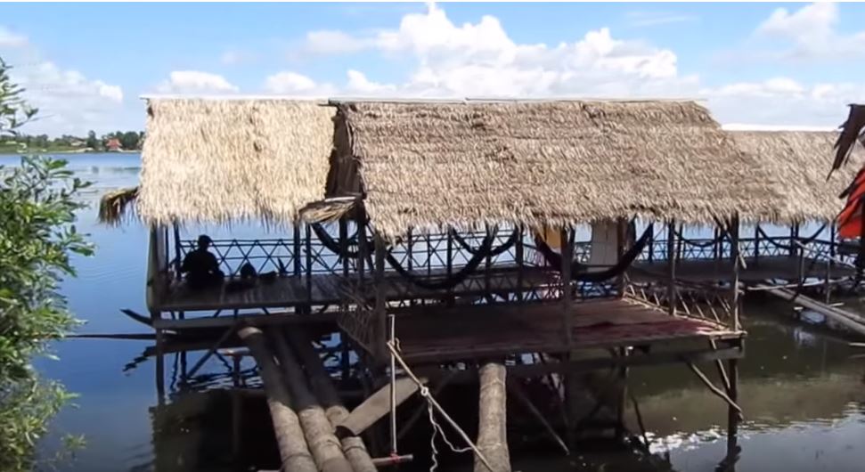 Lakeside bamboo huts on Tonle Bati