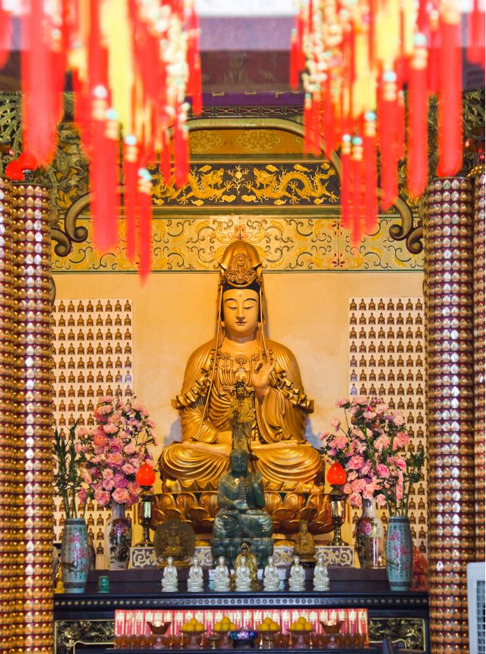 Statue of a deity inside Thean Hou temple