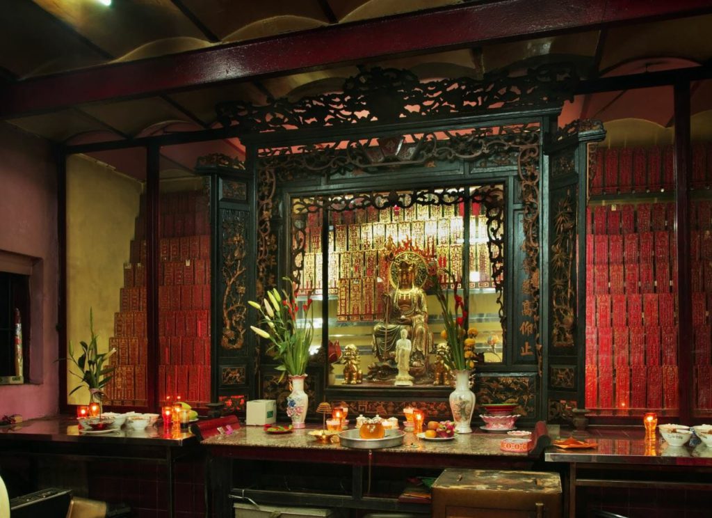 inside Ngọc Hoàng Pagoda
