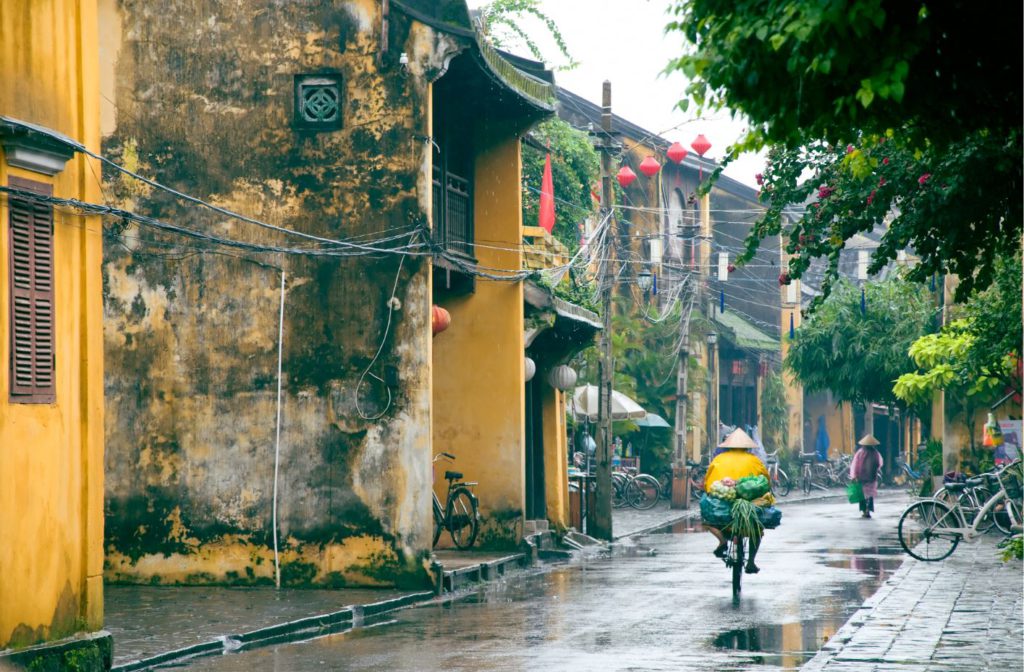 Shops shut as rain pour down in Hoi An