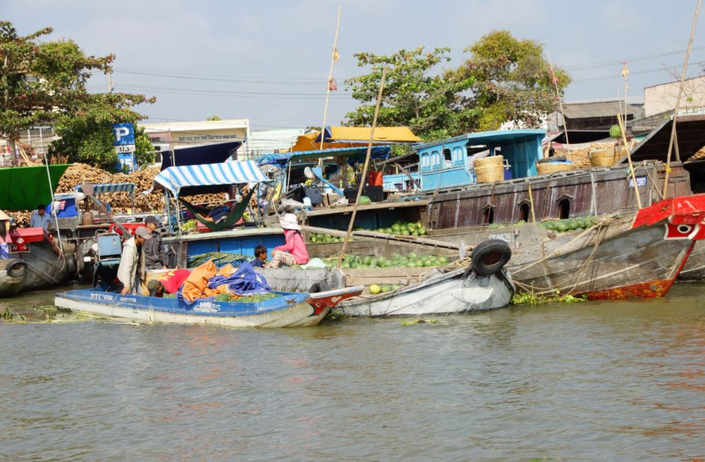 Vendors selling at Cai Rang Floating Market, how to visit mekong delta
