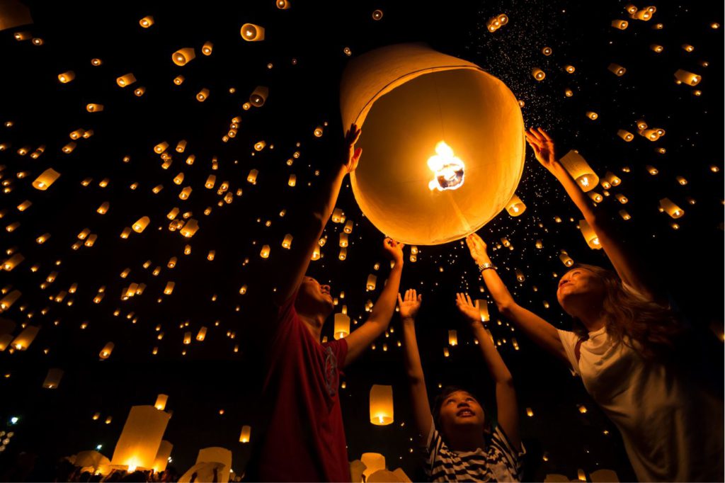 People releasing lanterns in Yi Peng festival
