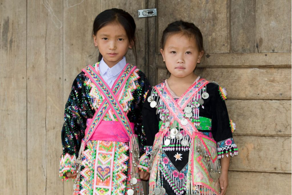 เด็กหญิงตัวเล็ก ๆ จากหมู่บ้านเผ่าม้ง