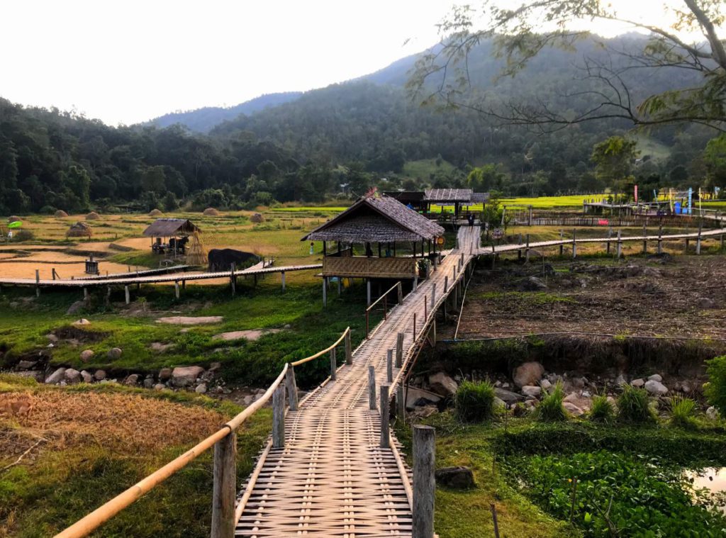 สะพานไม้ไผ่และชนบทในอำเภอปาย