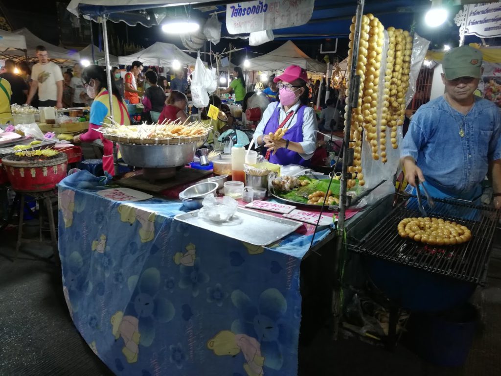แผงขายอาหารที่ตลาดกลางคืนเชียงราย