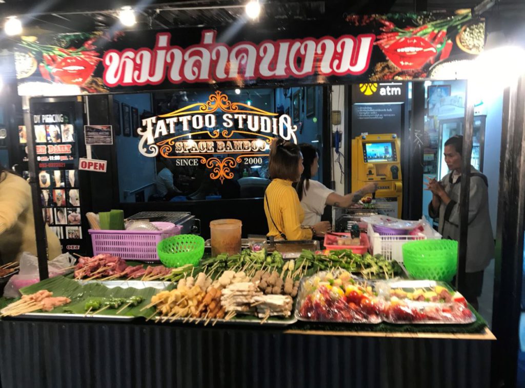 แผงขายอาหารที่ตลาดกลางคืนในอำเภอปาย