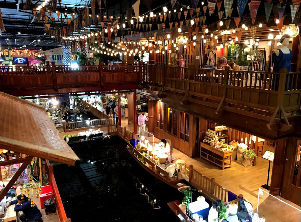 A Floating market set inside Iconsiam