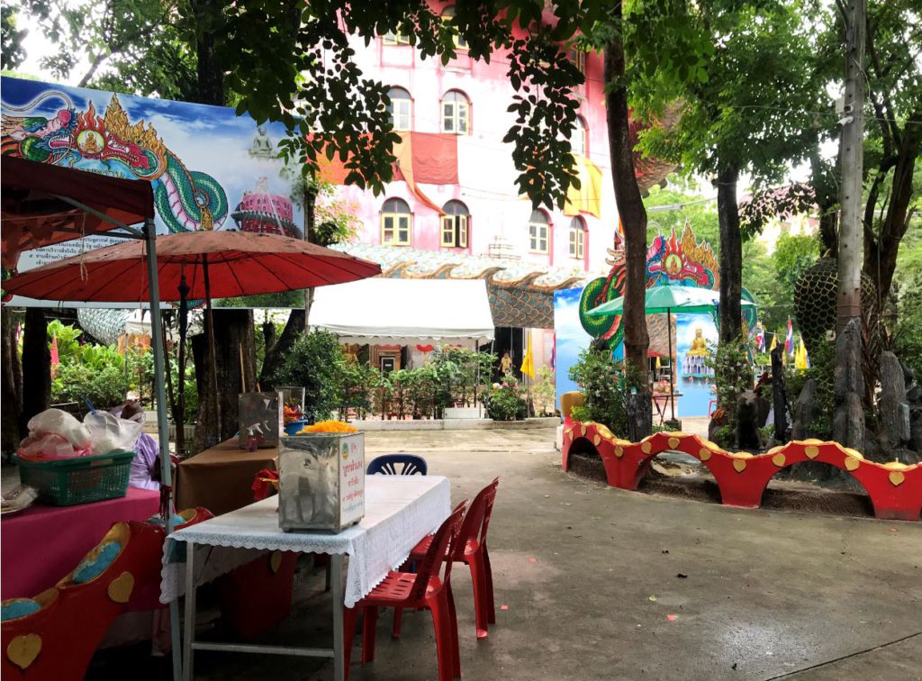 Shops and restaurants in Wat Samphran