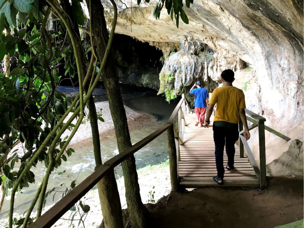 Entrance to column caves, Tham Lod caves