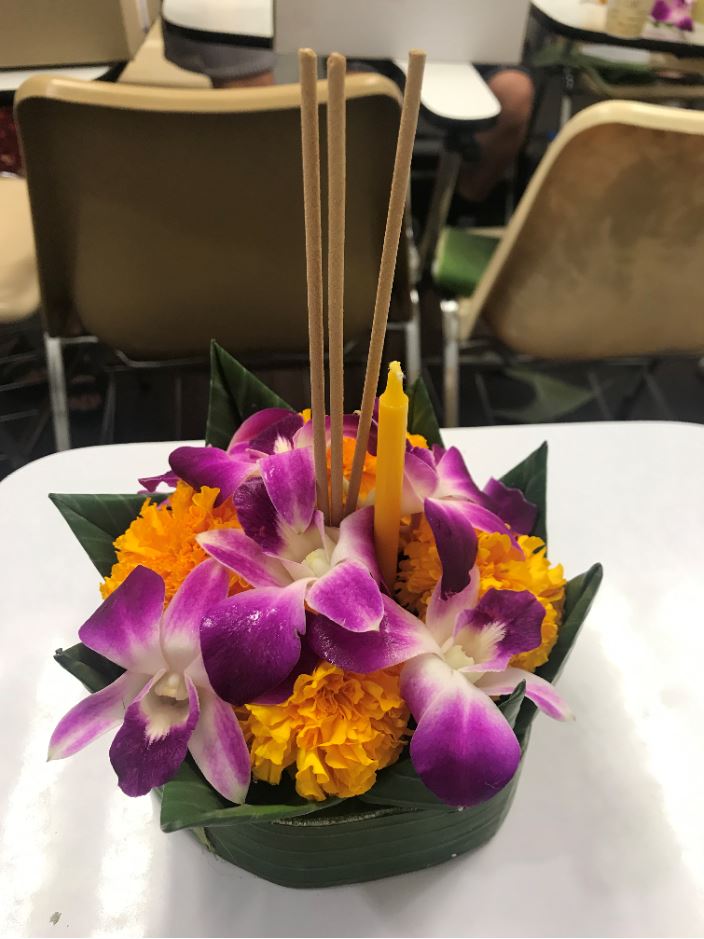 Fill it with flowers, incense and a candle, How to make a Krathong