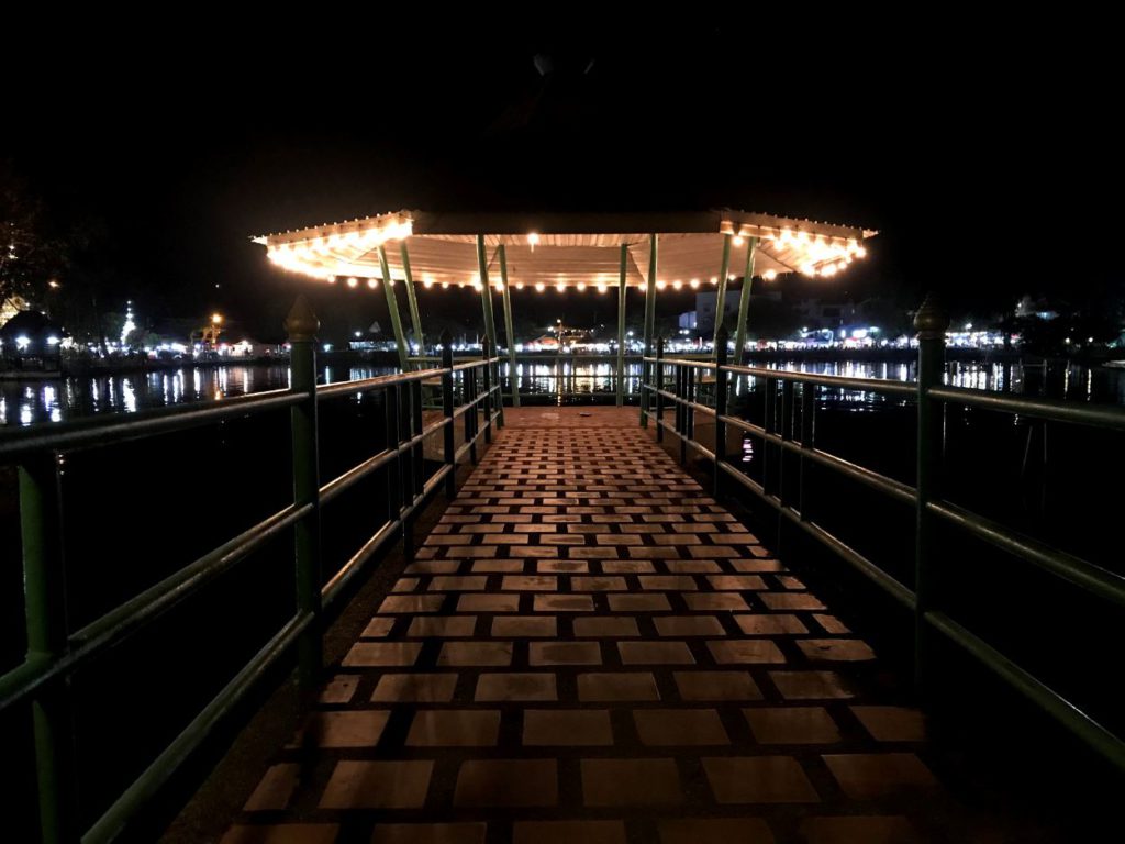 Gazebos on the lake to relax, Mae Hong Son