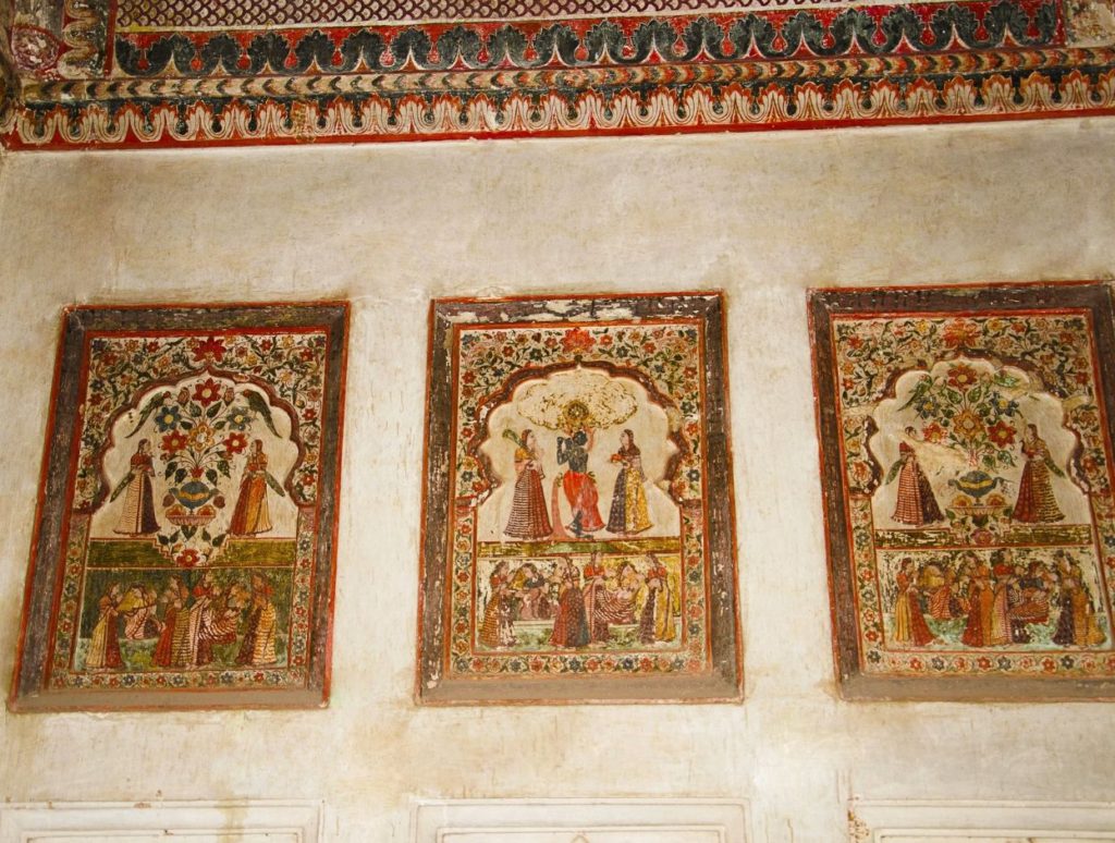 Murals inside Orchha fort