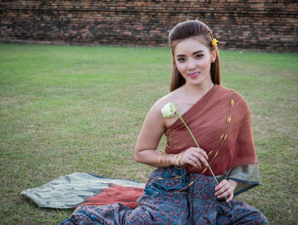 A lady dressed in traditional clothes at Ayutthaya