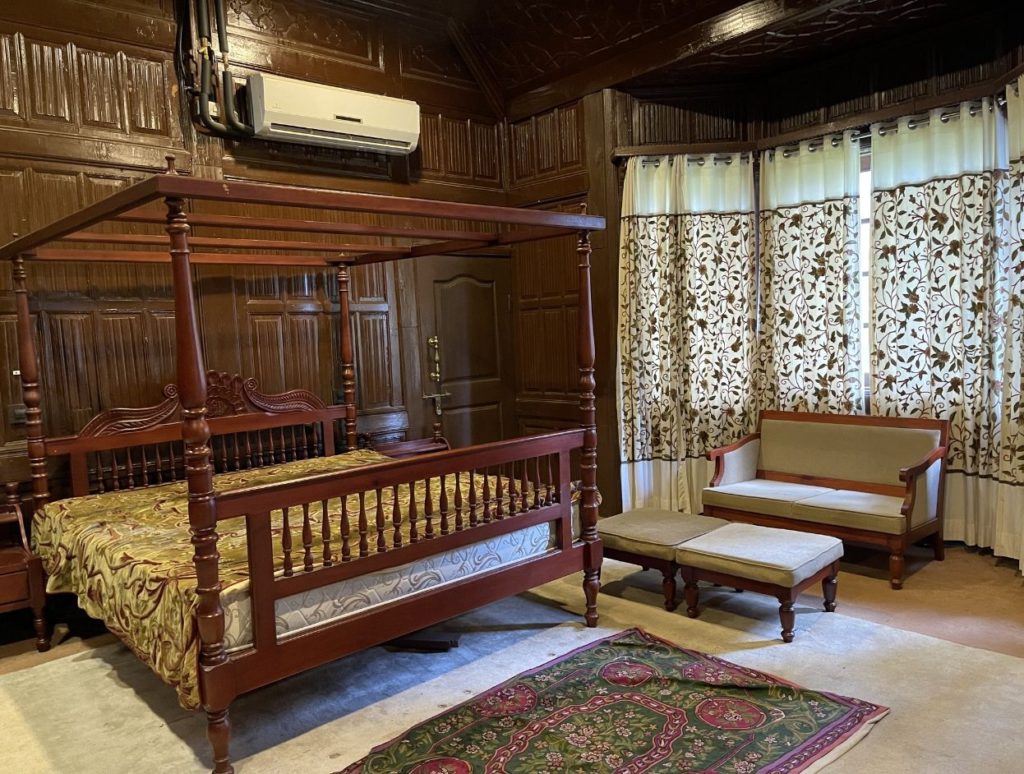 Maharaja Hari Singh's Gulmarg cottage Bedroom
