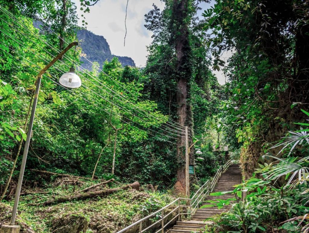 Way to Wat Tham Pha Plong