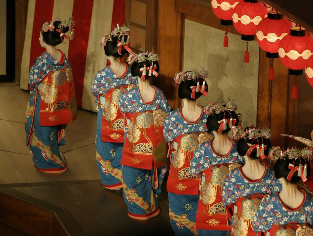 How to See a Geisha in Kyoto, Japan photo