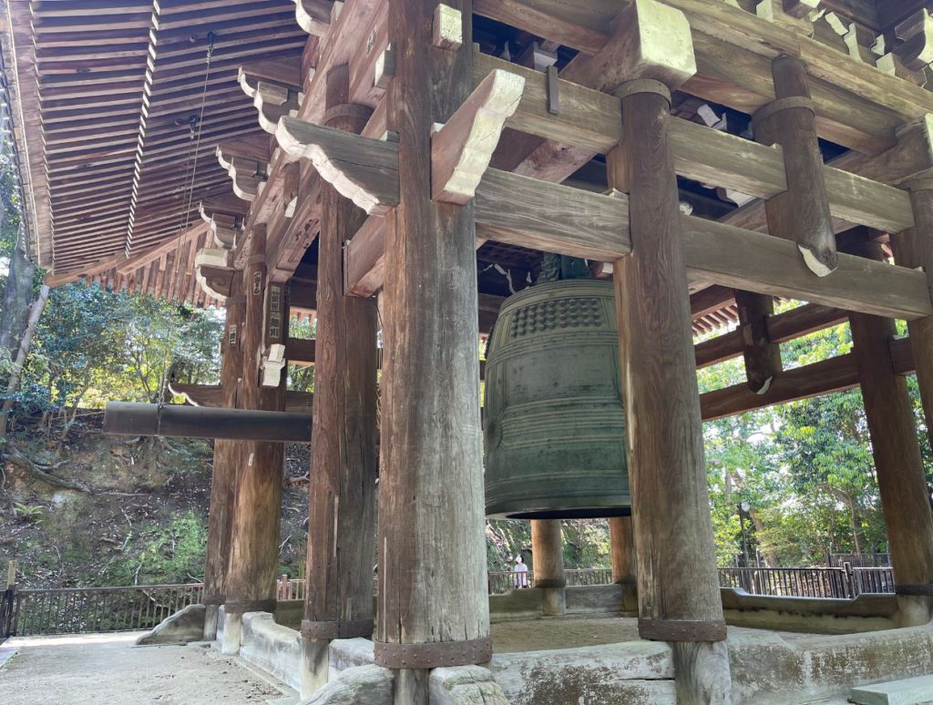 The large bell behind the buildings at Chion-in