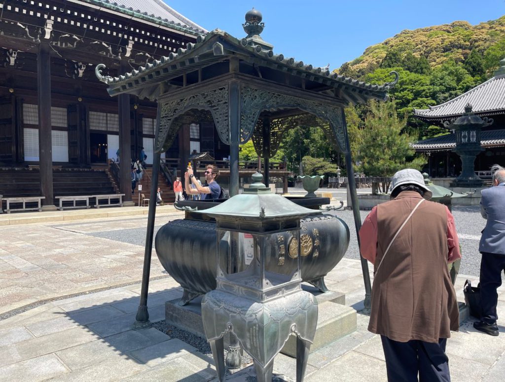 The square at Chion-in