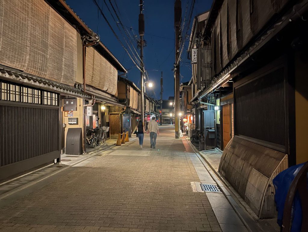 Walking around Gion with a walking tour at night