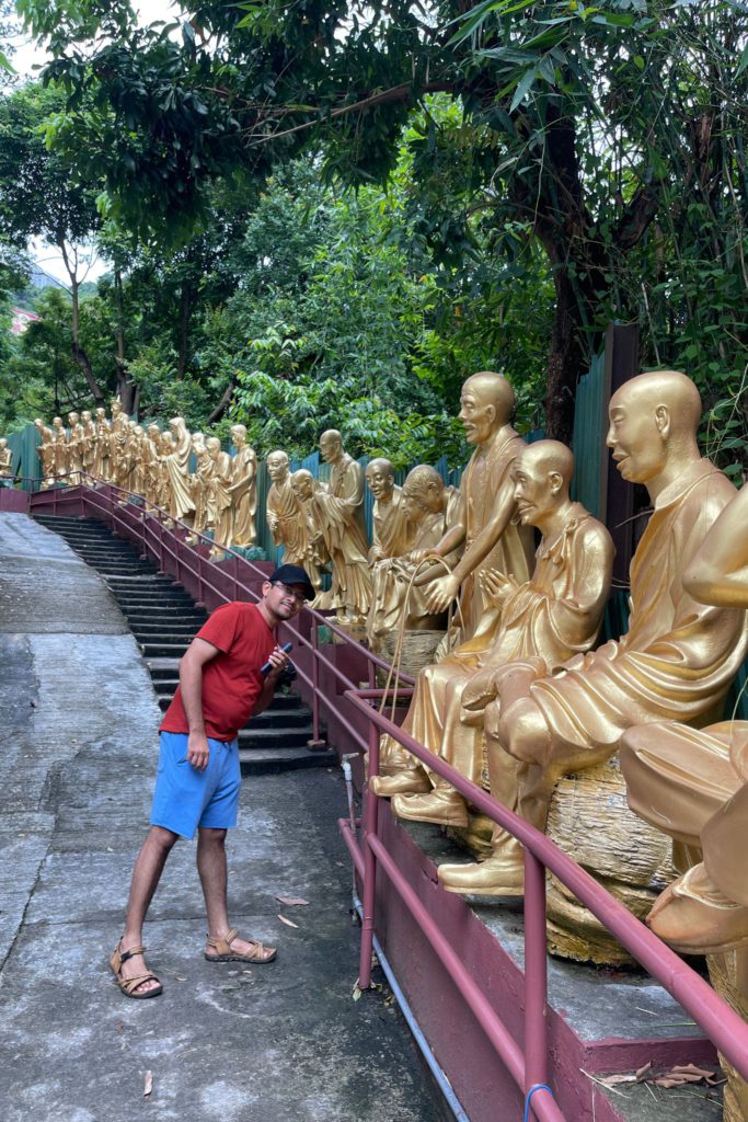 Ten Thousand Buddhas to the temple