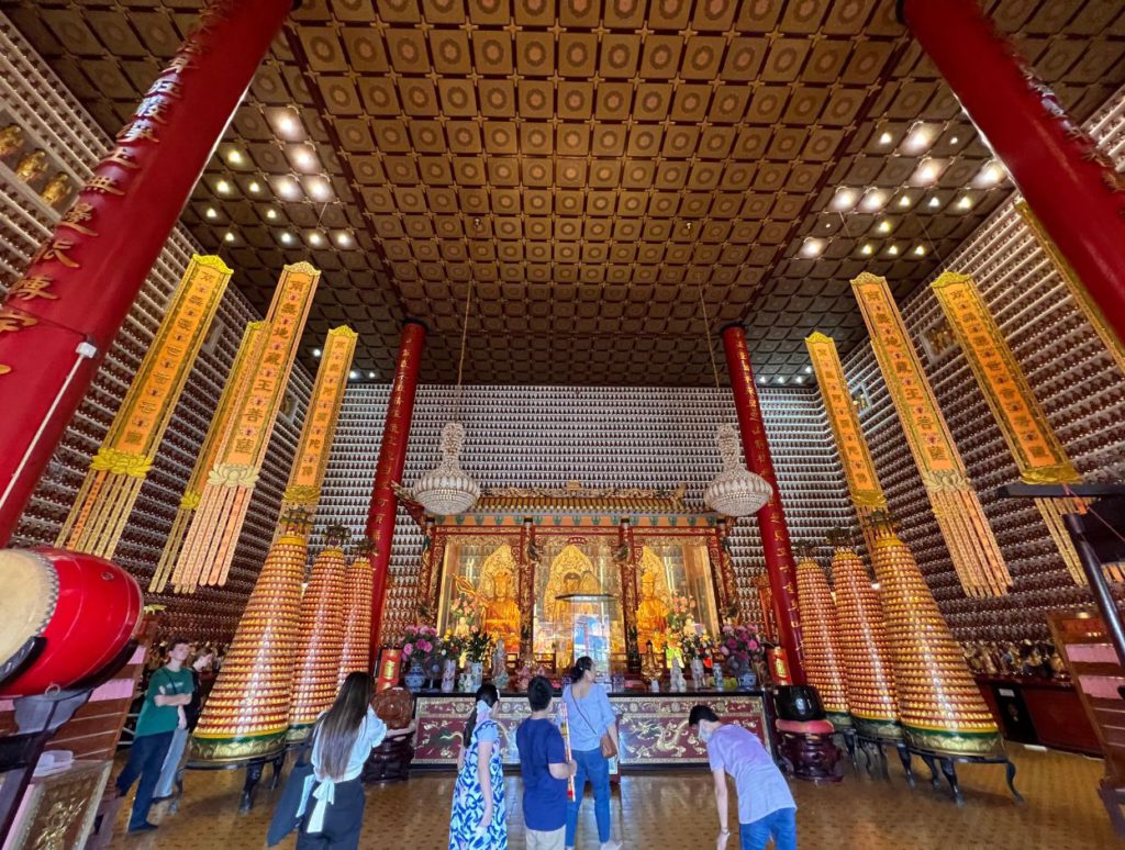 The main hall at Ten Thousand Buddha Monastery