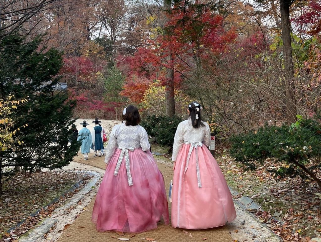 Tourists dressed up in traditional Hanboks and garments